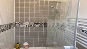 A shower with a glass door, tiled walls, and a handheld showerhead. - Nice apartment between Deauville and Pont-L'Evêque (Saint-Martin-aux-Chartrains)