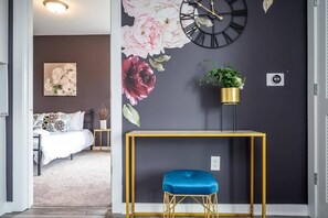 2 bedrooms, desk, iron/ironing board, WiFi - Cozy New Condo in Downtown Atlanta (Atlanta)