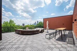 Outdoor dining - Cozy New Condo in Downtown Atlanta (Atlanta)
