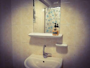 Badewanne, Haartrockner, Bidet, Handtücher