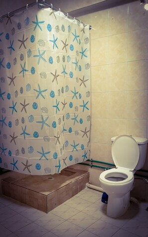 Baignoire, sĂšche-cheveux, bidet, serviettes fournies