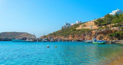 Spectacular gated Neo-Classical Villa with Private Pool and extensive gardens