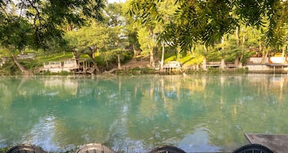 Huge Waterfront Lodge: Sleeps 30, Perfect for Reunions & Retreats!