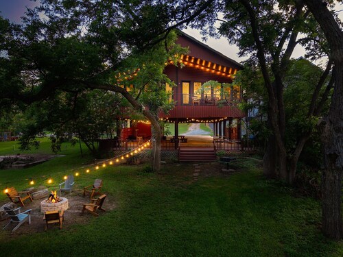 Huge Waterfront House on Lake Placid: Sleeps 30, great for Reunions & Retreats!