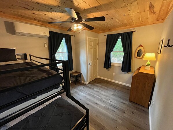 3 habitaciones, escritorio, tabla de planchar con plancha y wifi gratis
