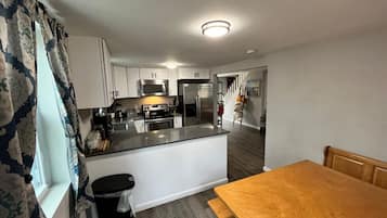 Jääkaappi, mikroaaltouuni, uuni, liesi