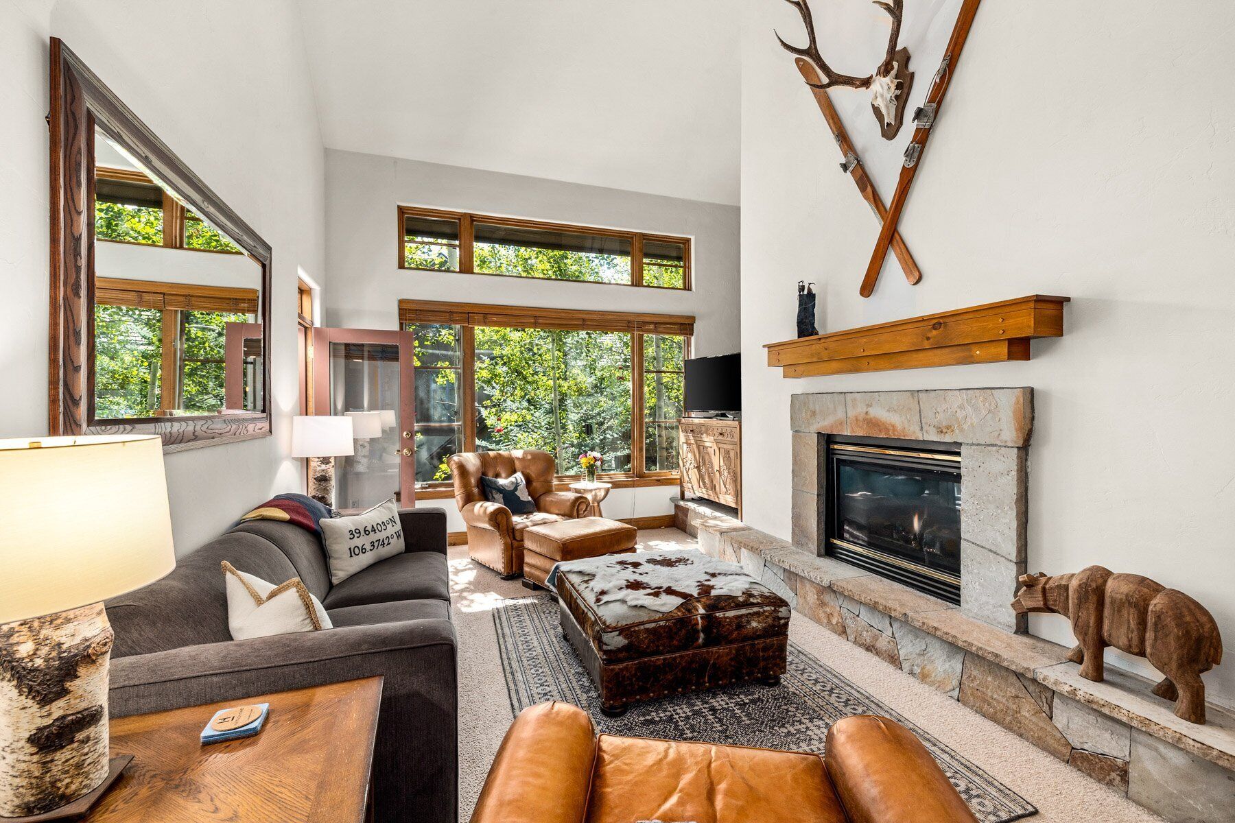 3bd/2 ba Mnt Mod w/ AC, Pool, Hot Tub in Gated Arrowhead - Ski In Out in Winter!