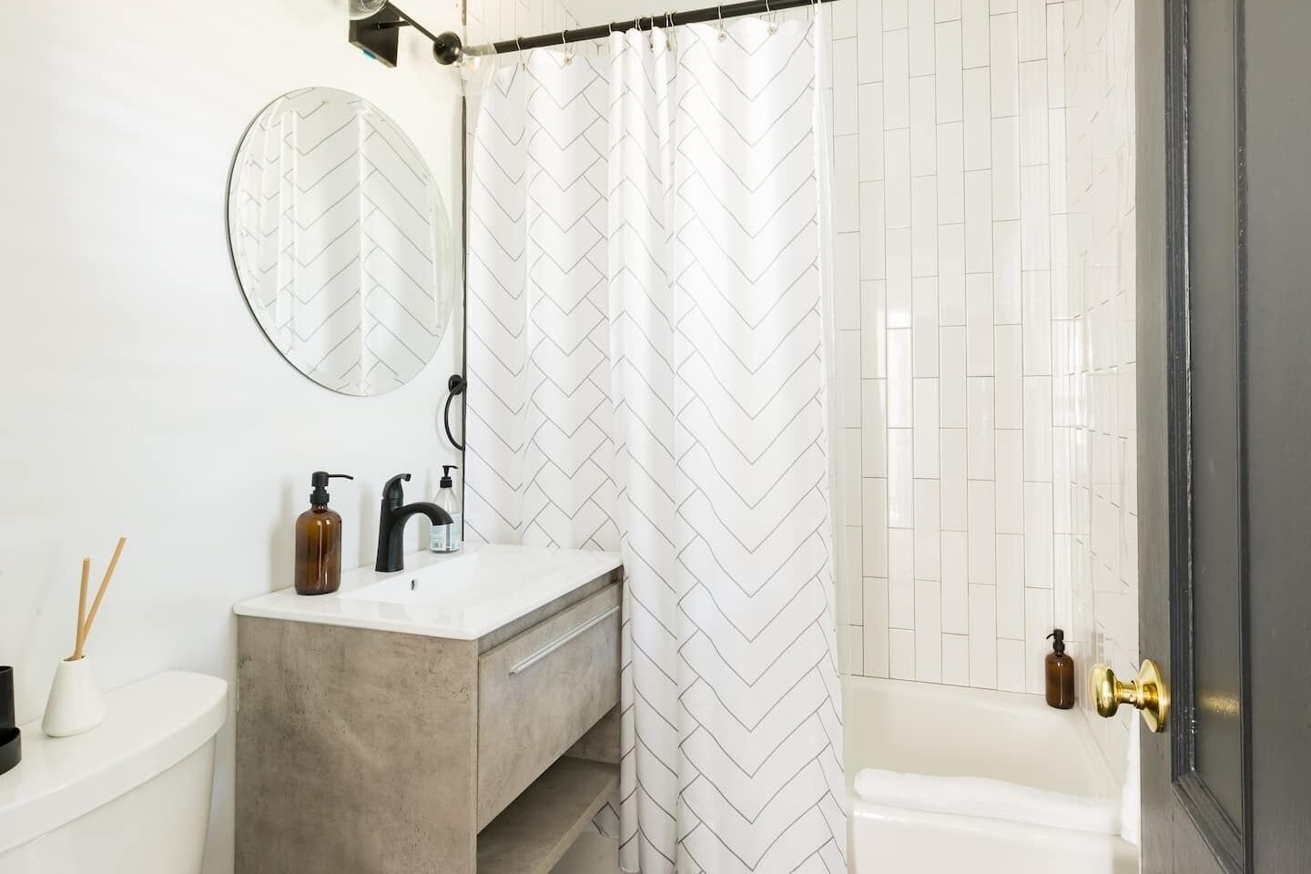 Bañera con ducha, secador de pelo, toallas