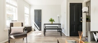 Hot Tub - Fire Pit - BBQ - Hammock - Colonial