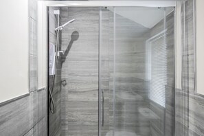 Estudio, 2 camas individuales | Baño | Tina y regadera independientes, tina profunda, secadora de cabello 