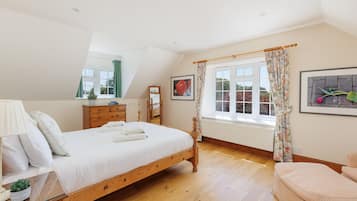 5 bedrooms, travel crib, free WiFi, bed sheets