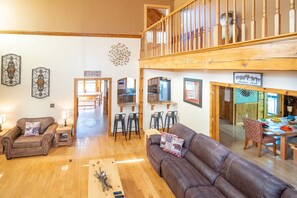 Smart TV, fireplace, video games, DVD player - ❤️Stunning 5 Acre Lake Cabin | Community Pool & Game Room❤️ (Sevierville)