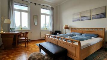 3 bedrooms, desk, travel crib, WiFi