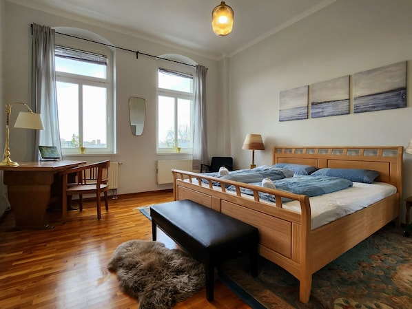 3 bedrooms, desk, travel cot, WiFi