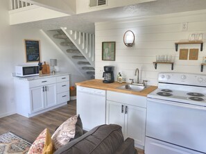 Fridge, microwave, oven, stovetop - All New; Clean and Gorgeous in Branson! Fish from resort, golf view!  (Branson)