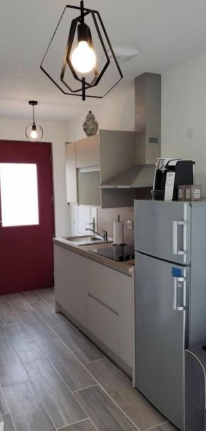 Kühlschrank, Mikrowelle, Herdplatte, Geschirrspüler