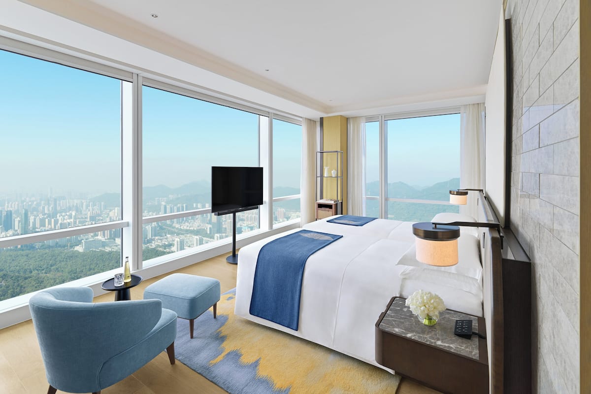 Kamar Twin (Skyline View) | Seprai premium, minibar, brankas, dan meja kerja