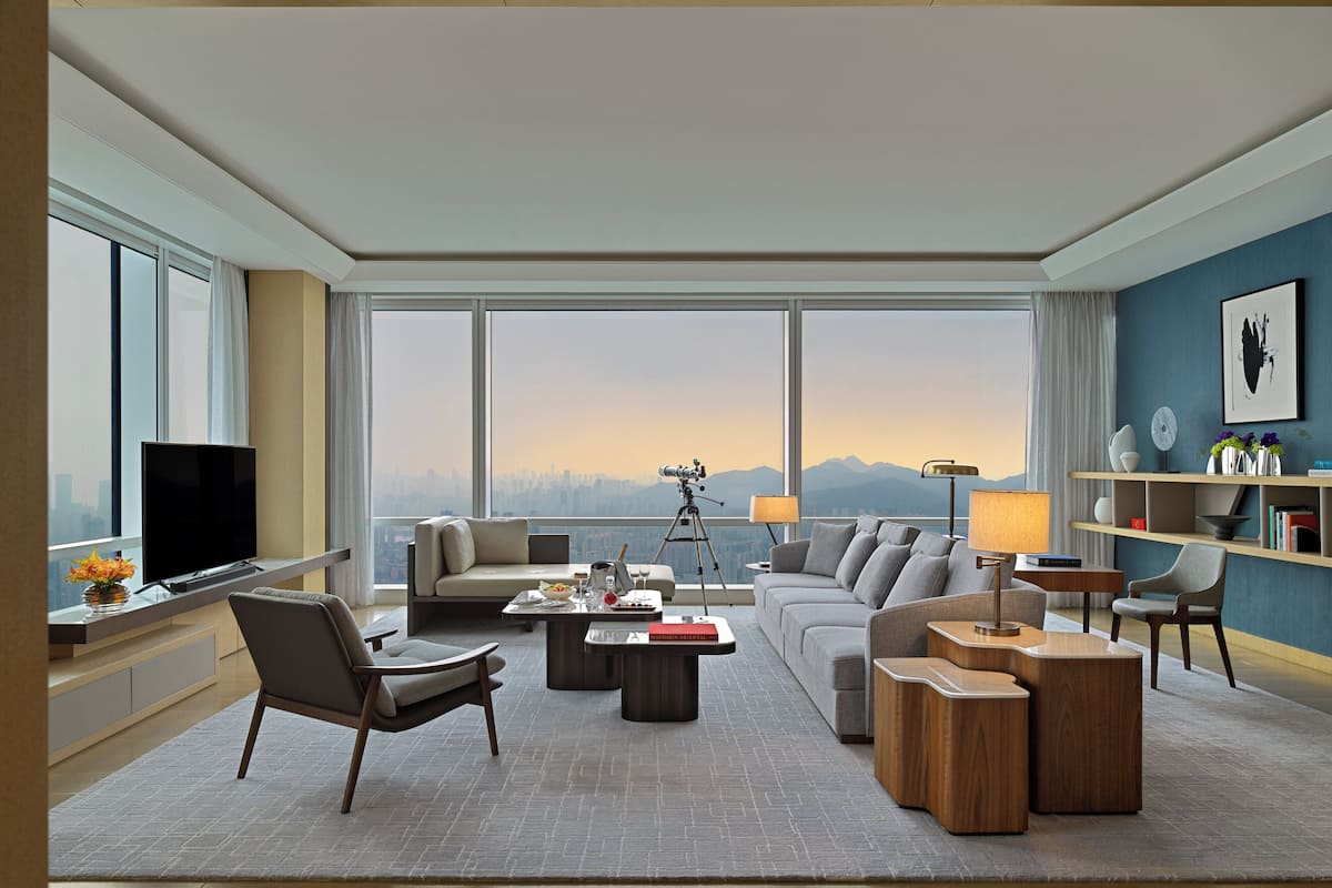 Suite (Mandarin) | Seprai premium, minibar, brankas, dan meja kerja