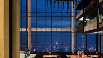 8 restaurantes; se sirven desayunos, almuerzos, cenas y cocina china