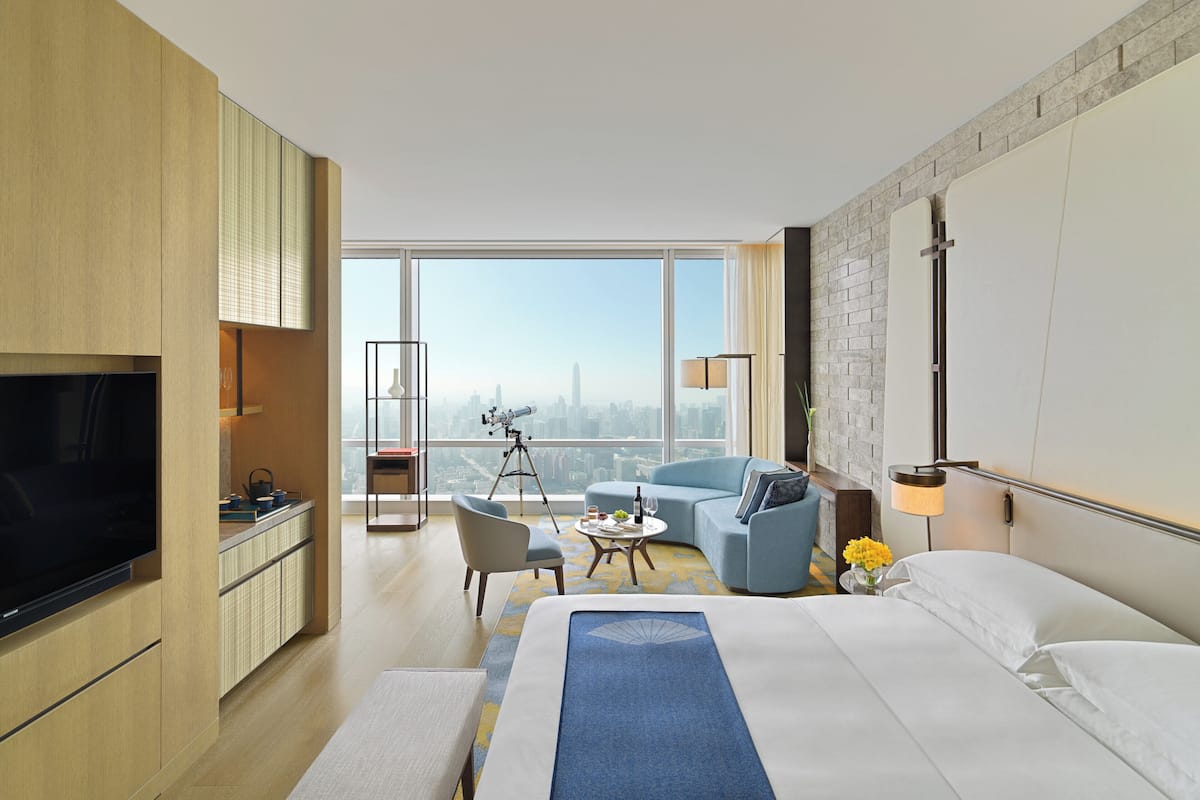 Seprai premium, minibar, brankas, dan meja kerja