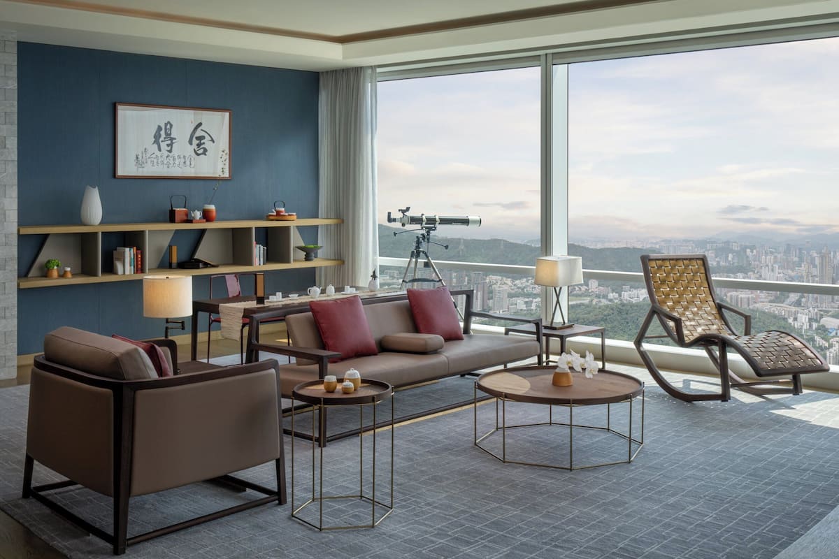 Suite (Oriental) | Seprai premium, minibar, brankas, dan meja kerja