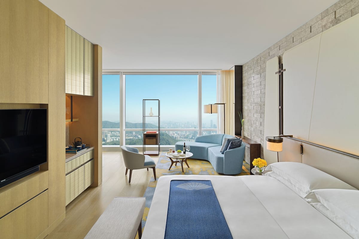 Kamar Premier | Seprai premium, minibar, brankas, dan meja kerja