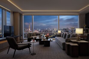 Mandarin Suite | Premium bedding, minibar, in-room safe, desk