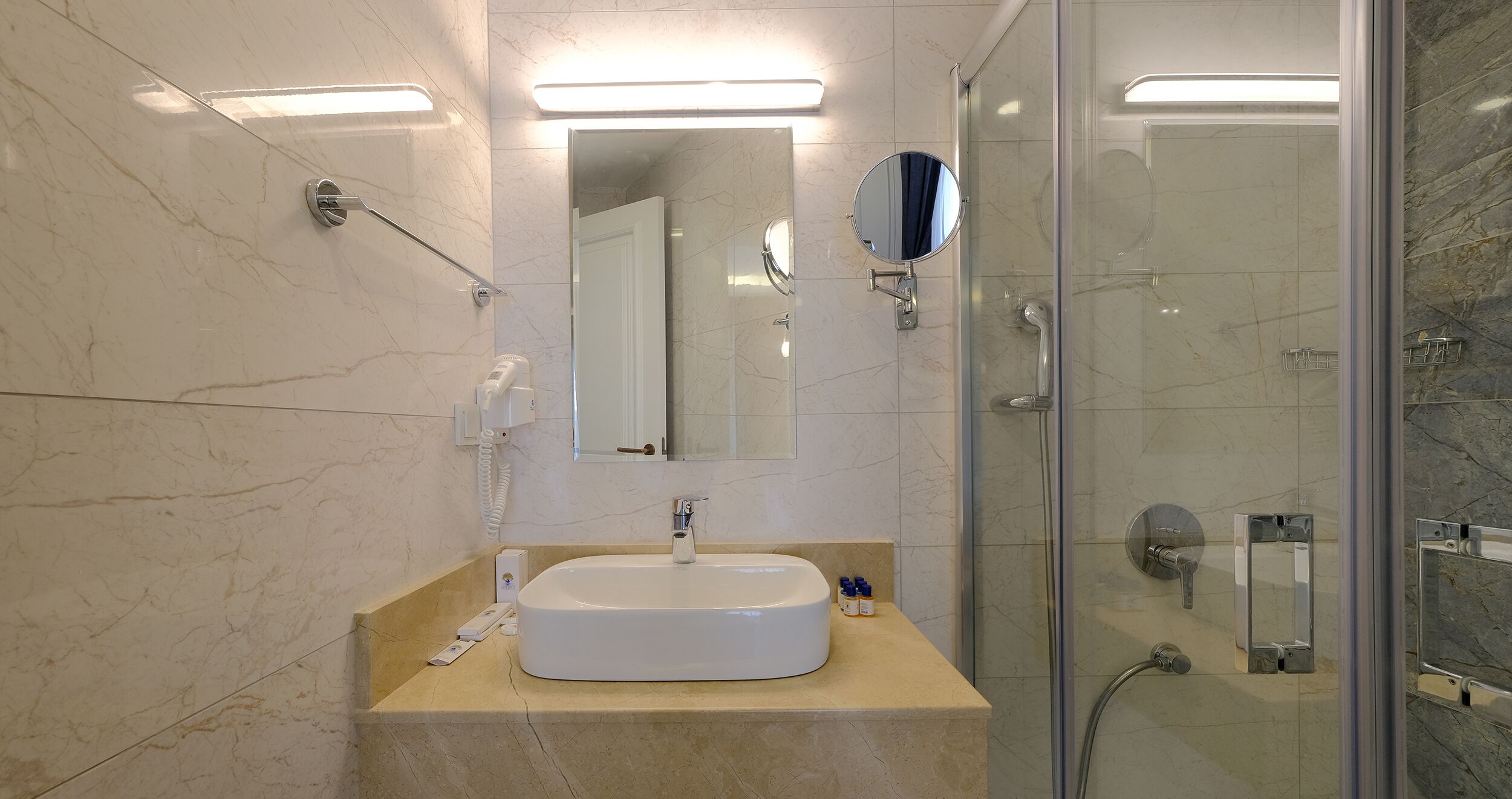 shower, rainfall showerhead, free toiletries, hair dryer