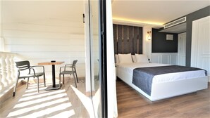 Ein Zimmer mit einem Bett, einem Tisch und zwei Stühlen.