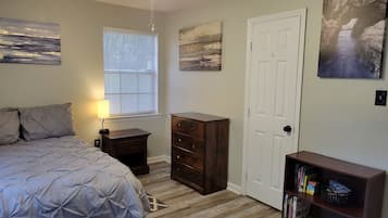 2 slaapkamers, een bureau, een strijkplank/strijkijzer, gratis wifi