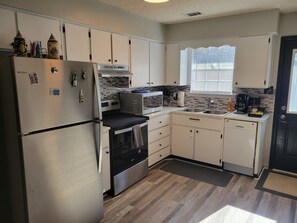 Een koelkast, een magnetron, een oven, een kookplaat