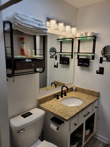 Charming Home- 15 mins from Historic Downtown, W+D