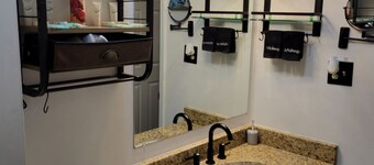 Charming Home- 15 mins from Historic Downtown, W+D