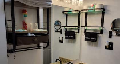 Charming Home- 15 mins from Historic Downtown, W+D