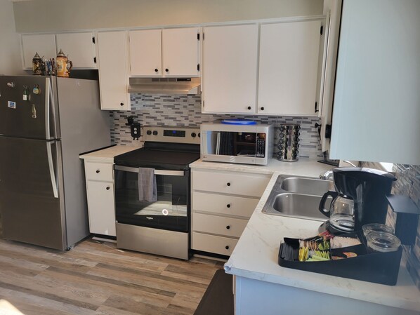 Refrigerador, microondas, horno y parrilla de estufa 