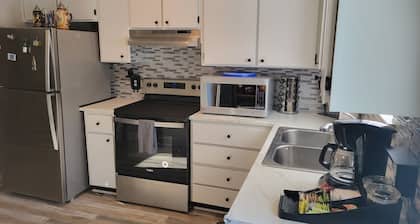 Charming Home- 15 mins from Historic Downtown, W+D