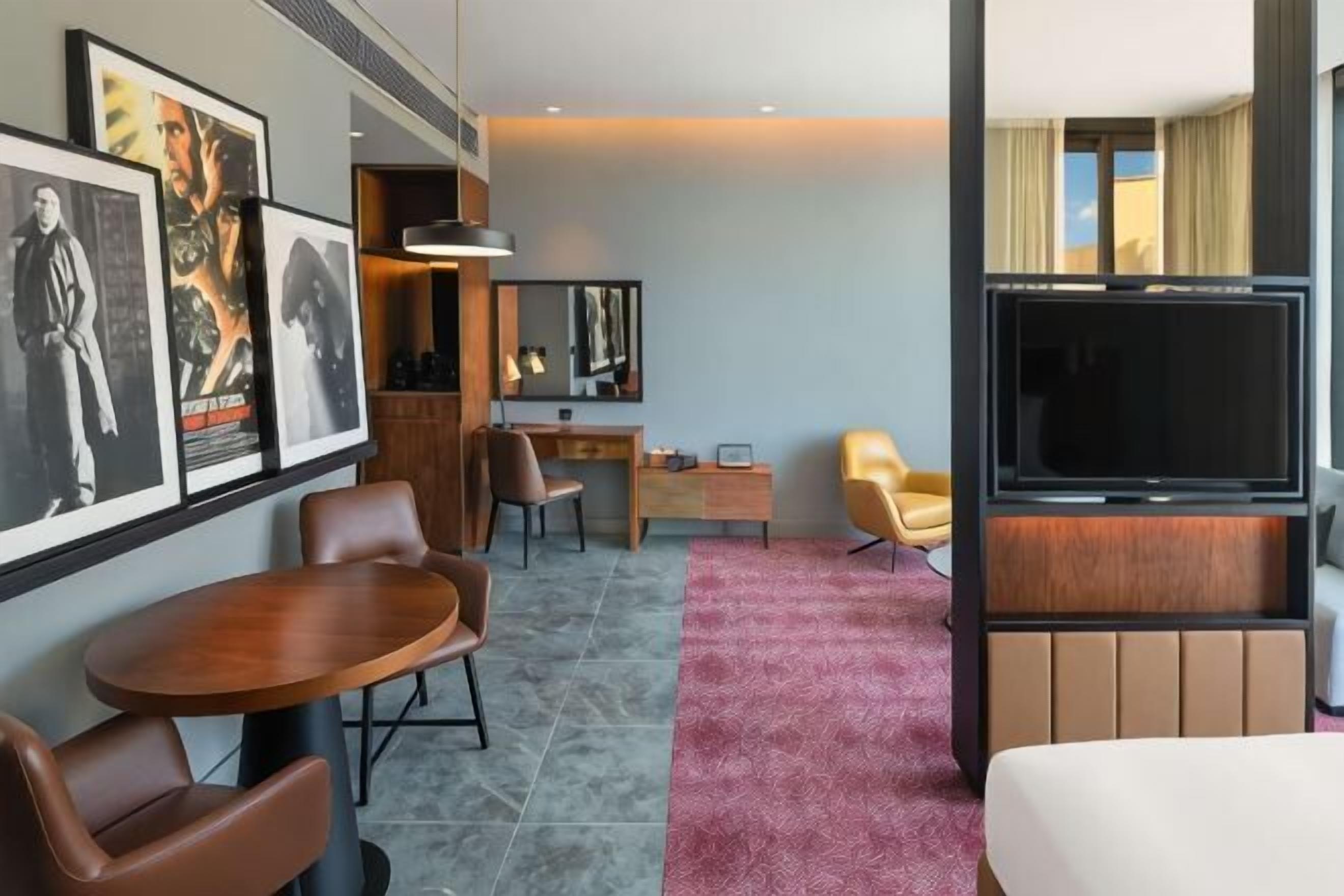 Minibar, coffres-forts dans les chambres, bureau