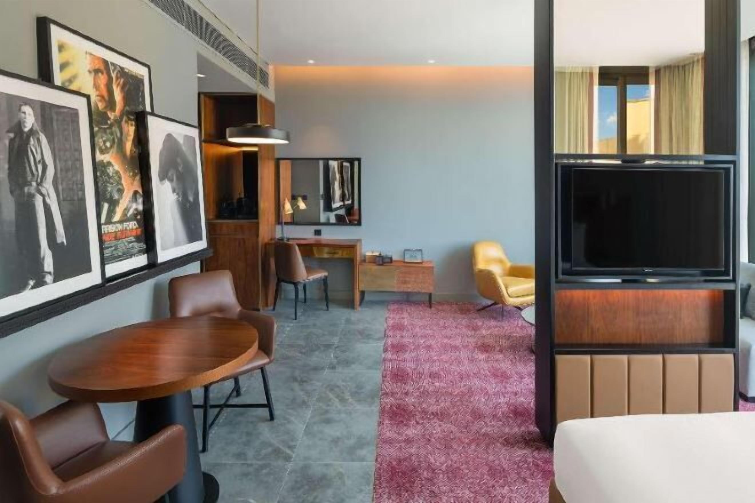 Minibar, coffres-forts dans les chambres, bureau