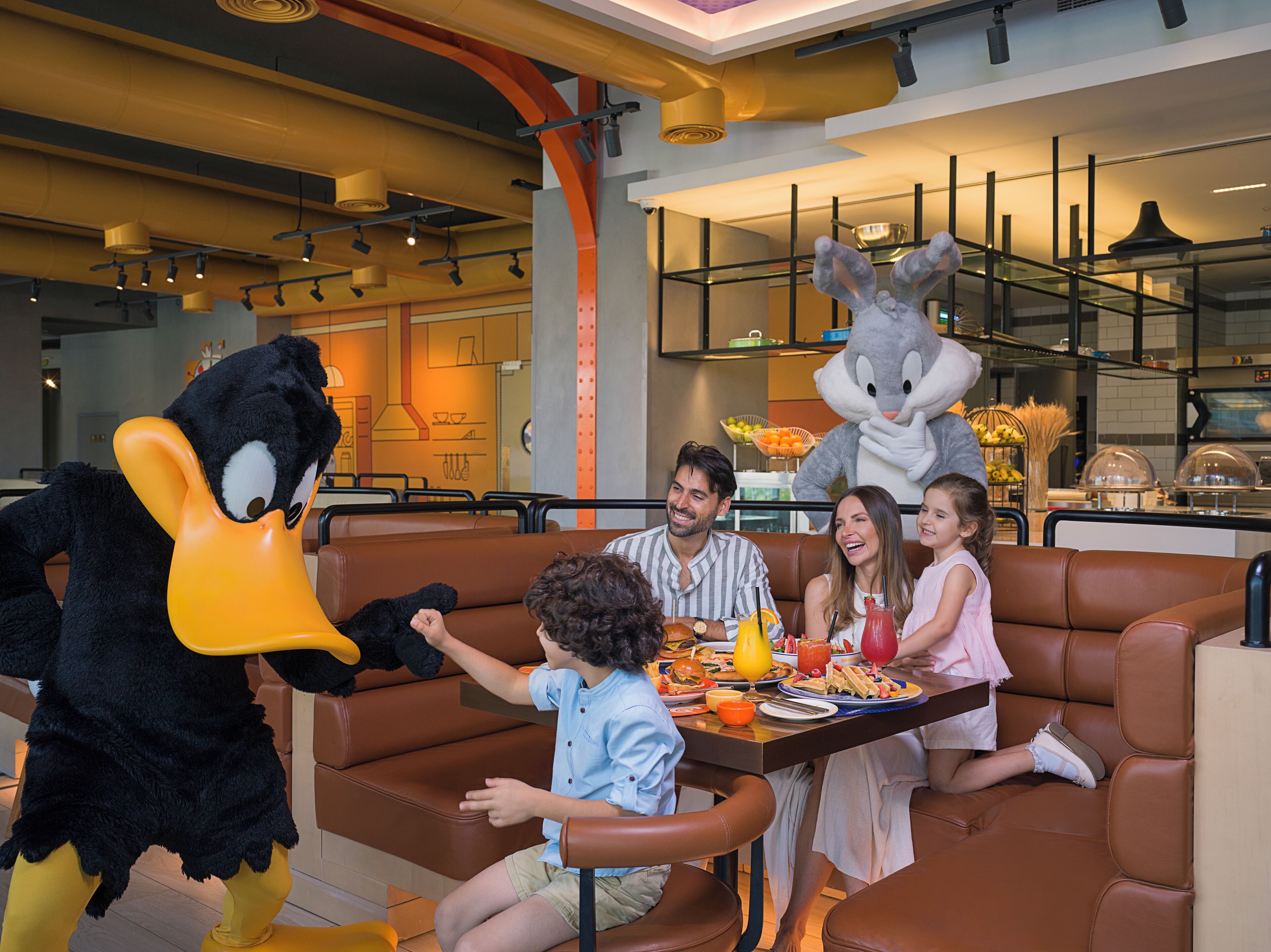 Uma família jantando em um restaurante com um mascote.
