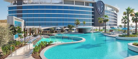 2 ulkouima-allasta avoinna 8.00–23.00, aurinkovarjoja, aurinkotuoleja