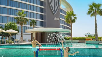 2 つの屋外プール、営業時間 8:00 ~ 23:00、プール パラソル、サンラウンジャー