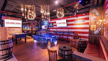 2 restaurants; breakfast, lunch, dinner and brunch served