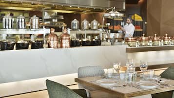 Petit déjeuner, déjeuner et dîner servis sur place