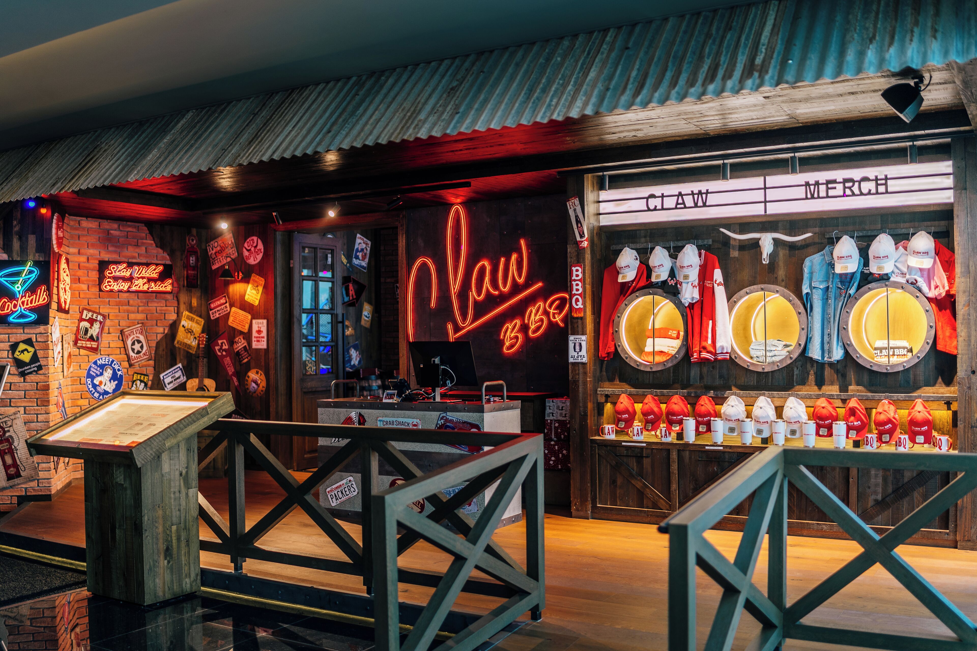Un bar con un neon, una vetrina di cappelli e articoli, e un bancone in legno.