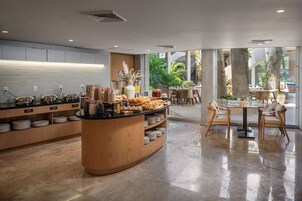 Daily buffet breakfast (MXN 395 per person)