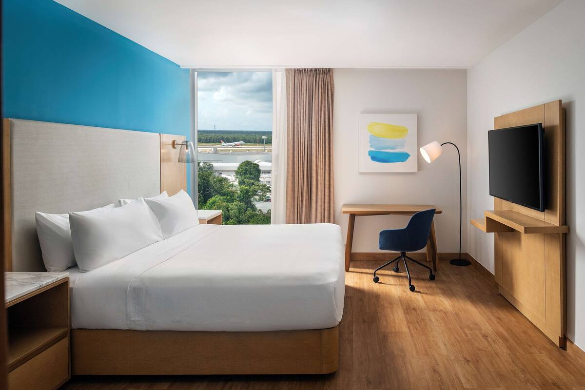 premium bedding, minibar, in-room safe, desk