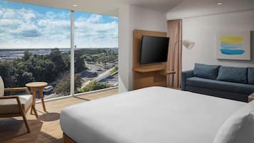 Suite, 1 habitación | Área de sala de estar | Televisión LCD de 55 pulgadas con canales por cable y televisión