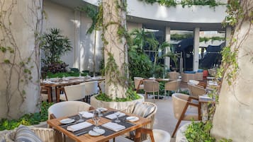 Daily buffet breakfast (MXN 395 per person)