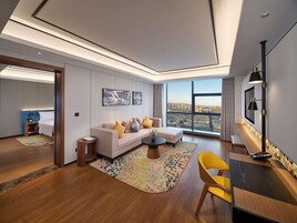 Deluxe Suite, 1 King Bed | Desk, blackout drapes, soundproofing, bed sheets