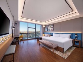 Deluxe Room, 1 King Bed | Desk, blackout drapes, soundproofing, bed sheets